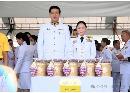2025–06-03 泰国隆重庆祝素提达王后诞辰 总理伉俪主持诵经布施 三军鸣礼炮21响